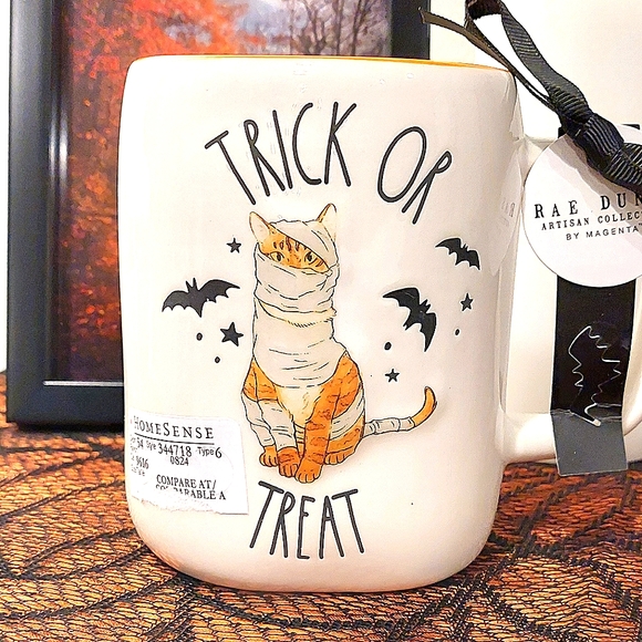 🐈🎃 Rae Dunn "TRICK OR TREAT" Adorable Mummy Cat & Bats Glossy Finish Mug NWT - Picture 2 of 8